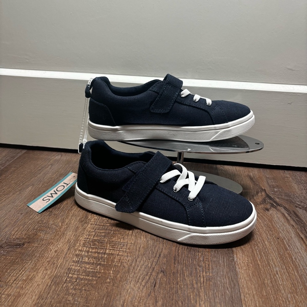 Tom’s Cruz Lace Up Navy Canvas Youth Size 5